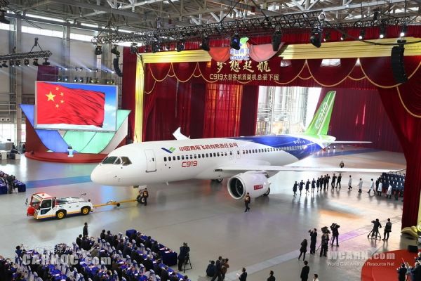 C919下线，梦想起航