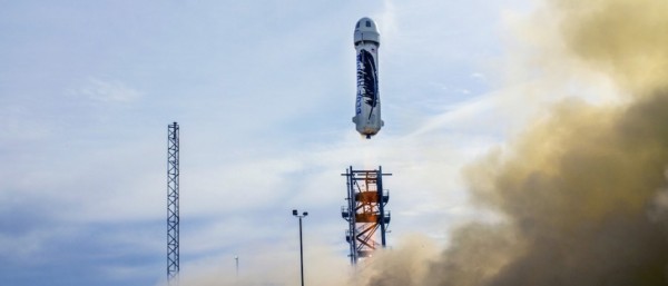 亚马逊CEO杰夫·贝佐斯拥有Blue Origin公司击败SpaceX 成为第一家成功重复使用火箭的宇航公司，美帝的电商果然比什么一堆千元旗舰吊多了