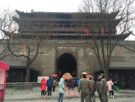 南城门内側，应该到外側才干看到城门的名字和两旁的对联