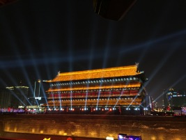 出去时。城楼已开灯了，灯光四射，非常好看