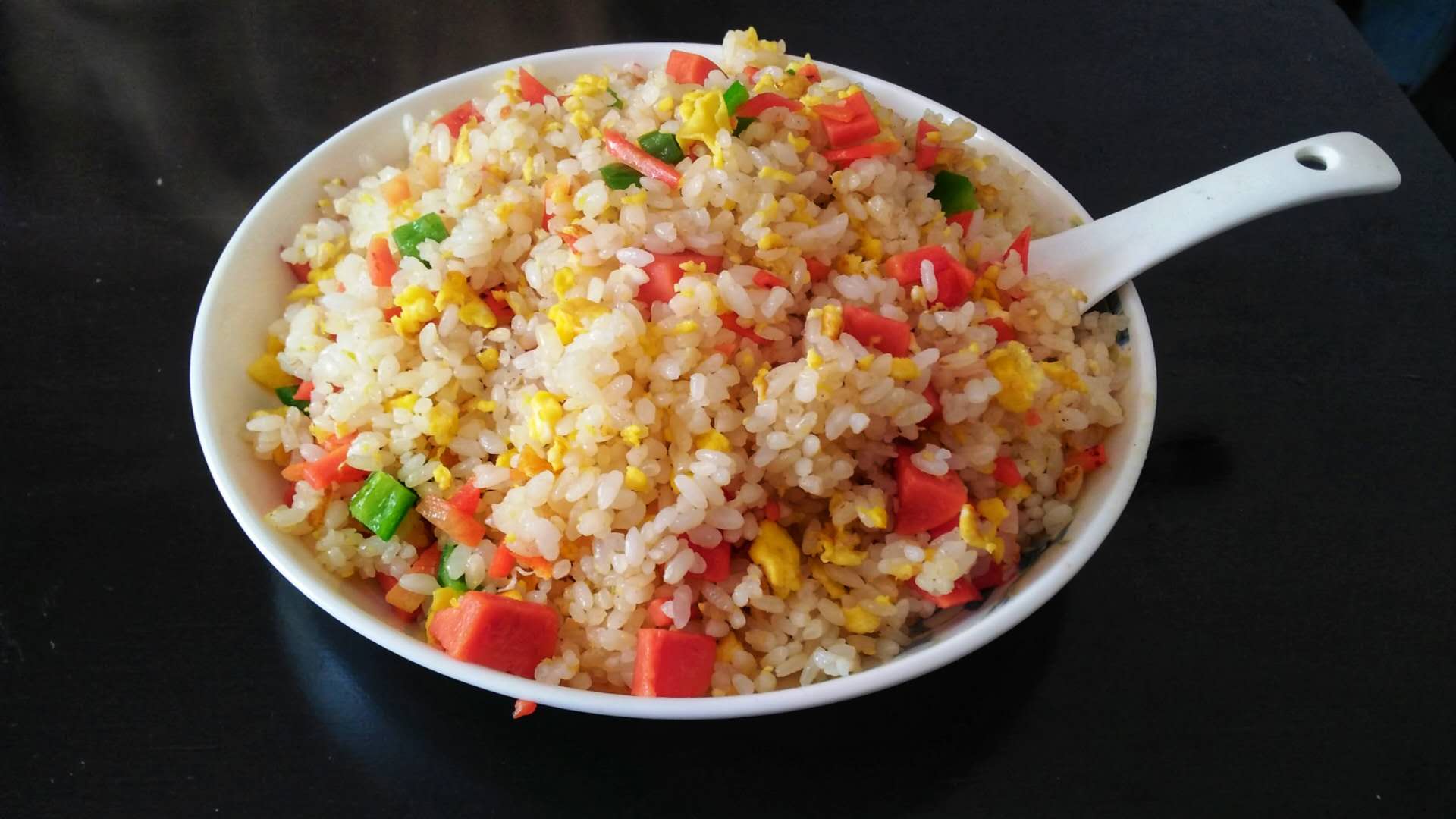 你饿不饿，我做蛋炒饭给你吃呀