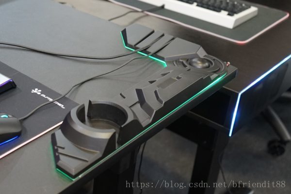 Computex2018B.FRIEND展出两款电竞桌及多功能RGB桌面附加套件